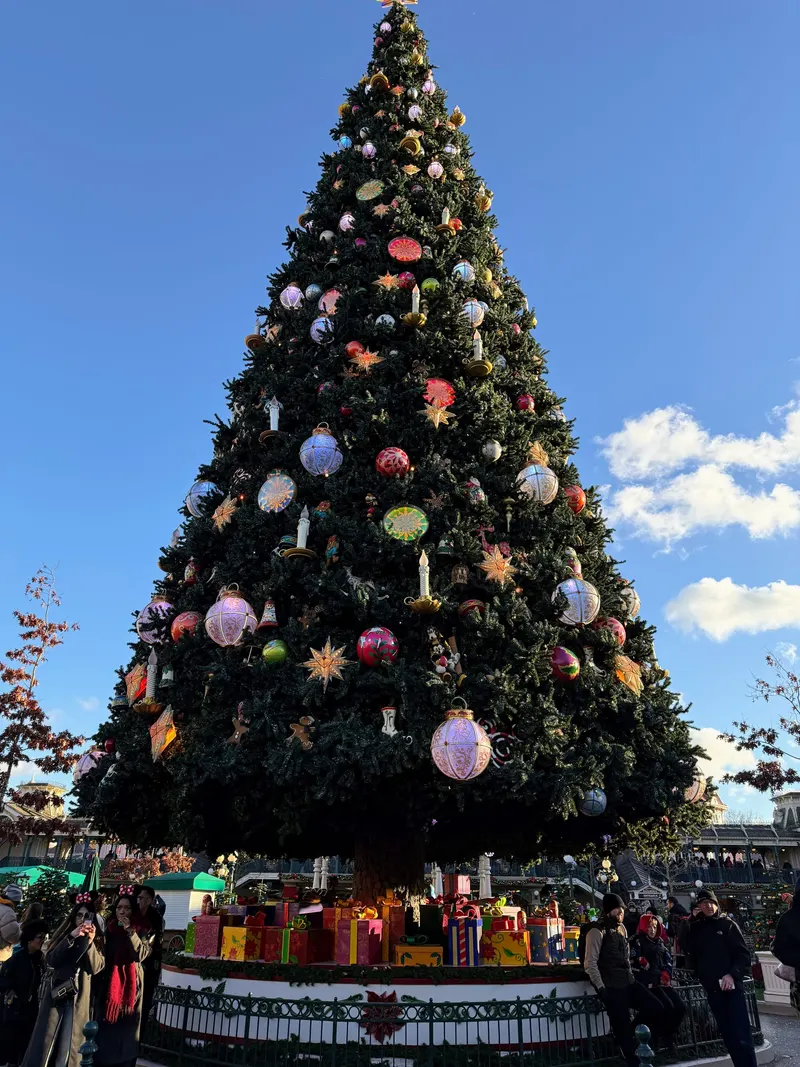 precioso arbol de navidad en Disneyland Paris con sus adornos navideños