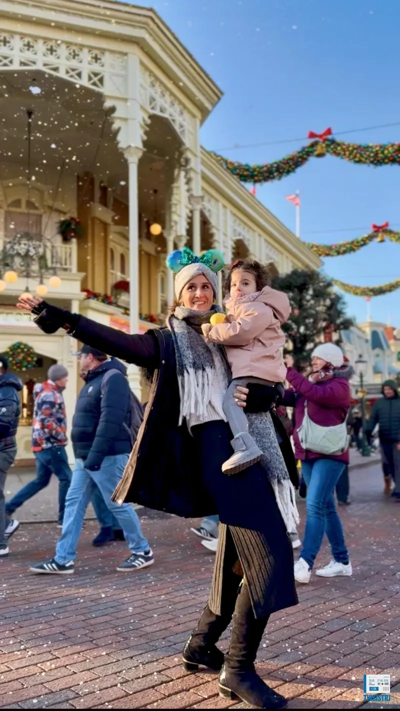 nieve en la Main Street de Disneland paris disfrutando madre e hija