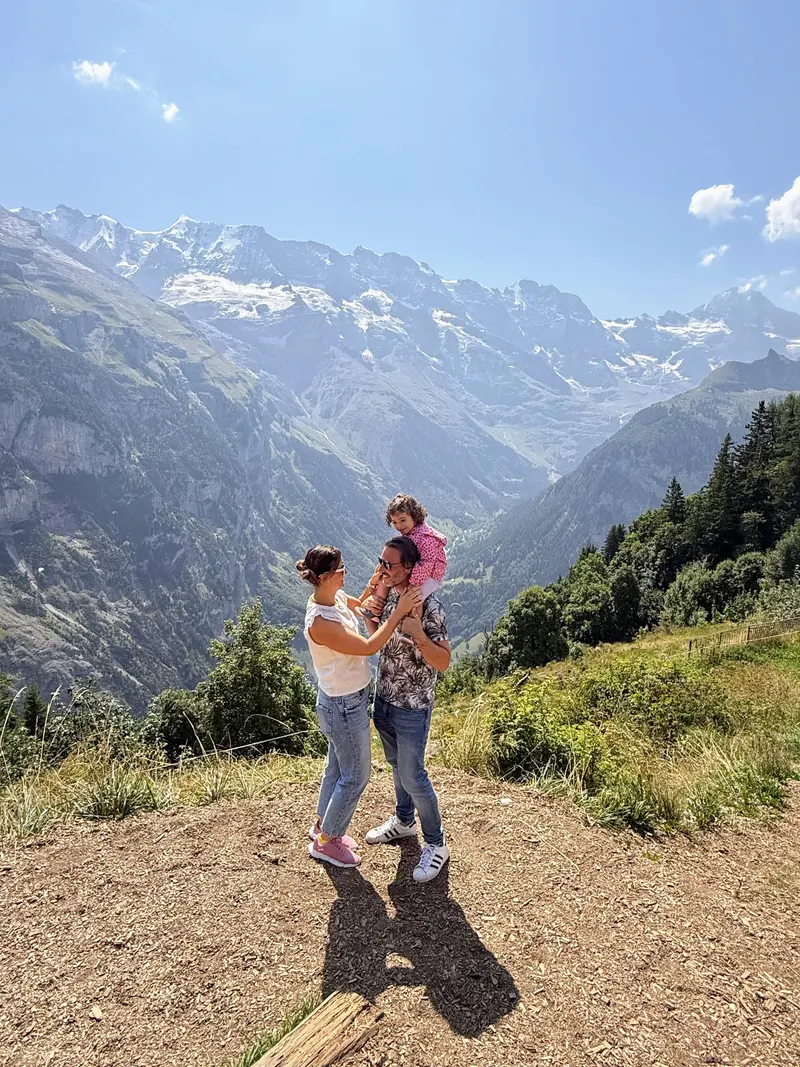 Vistas del valle de Lauterbrunnen desde Mürren, familia ThisIsTravel