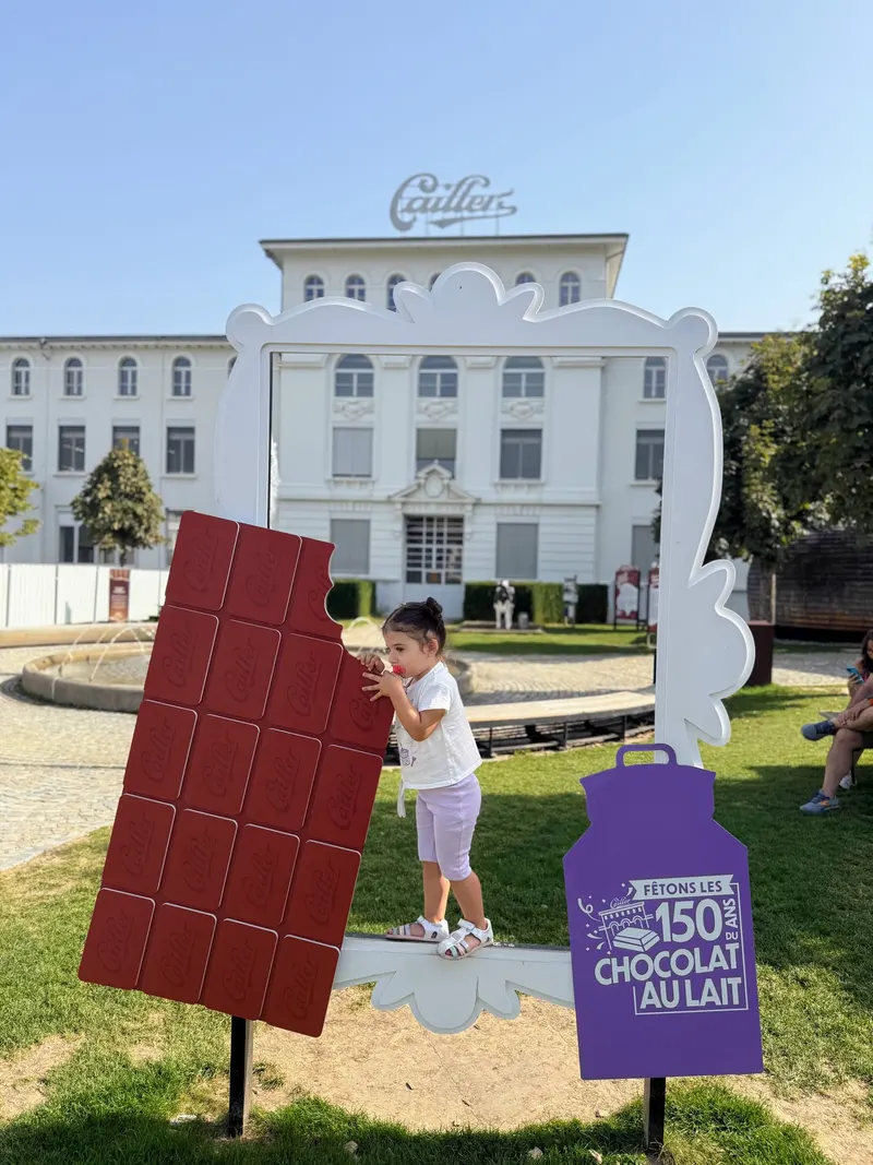 detalle de la entrada a ka Maison Cailler, un plan familiar
