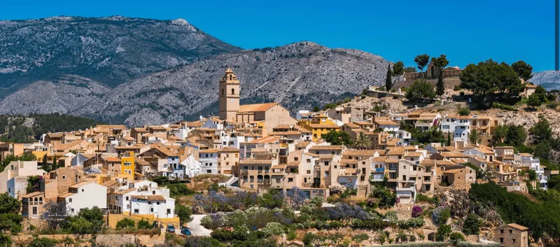 Polop de la Marina, detalle skyline con pueblo y montaña