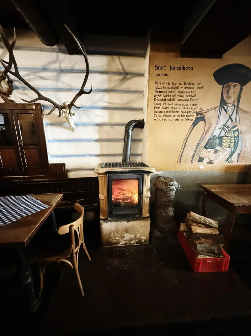 Interior de una taberna tradicional eslovaca con estufa de leña