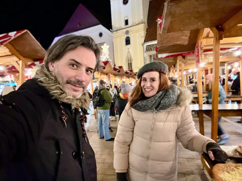 Nosotros en el mercado navideño de la plaza Hlavné de Bratislava