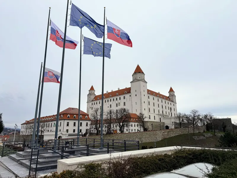Castillo de Bratislava con las banderas de Eslovaquia y de la Unión Europea