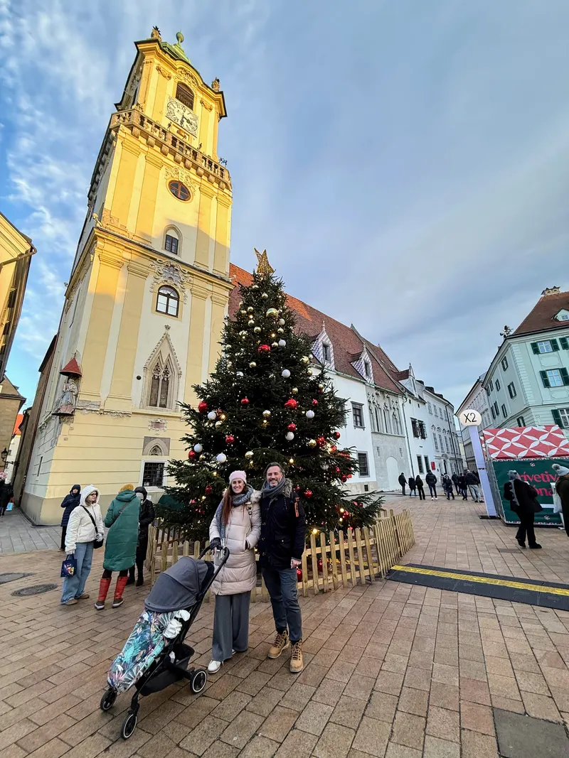 Árbol de Navidad frente al Antiguo Ayuntamiento, en la plaza Hlavné de Bratislava
