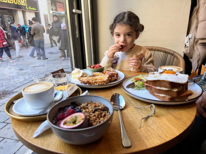 Desayuno con nuestra hija en una cafetería de Bratislava