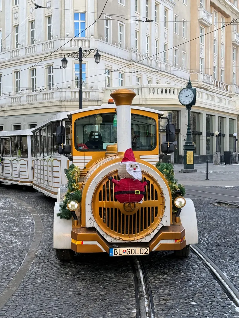 Trenecito turístico decorado con Papá Noel en el centro de Bratislava
