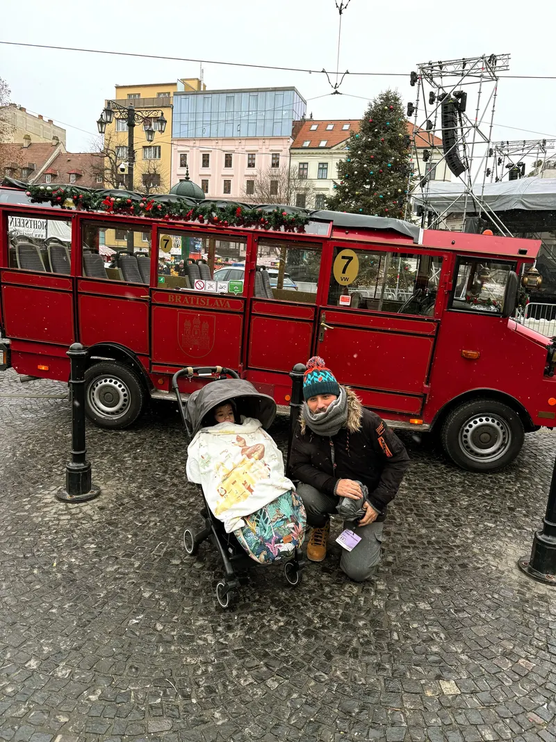 El bus turístico rojo Prešporáčik en el casco antiguo de Bratislava