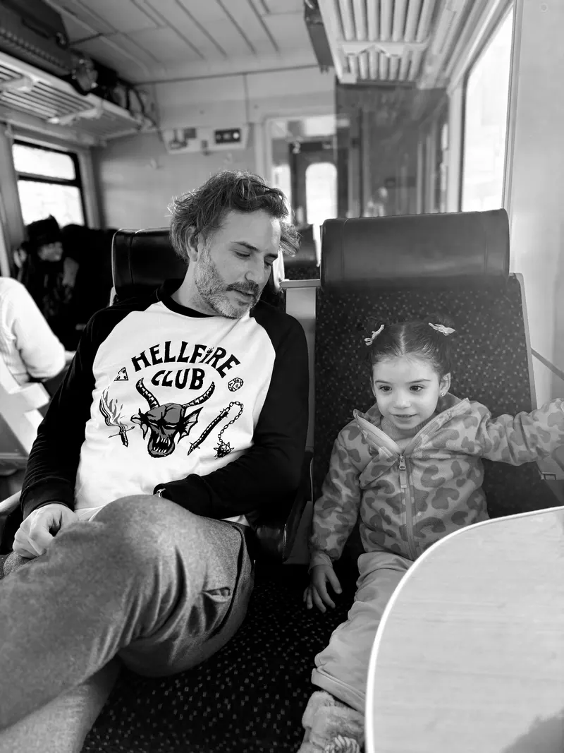 Padre e hija viajando en tren