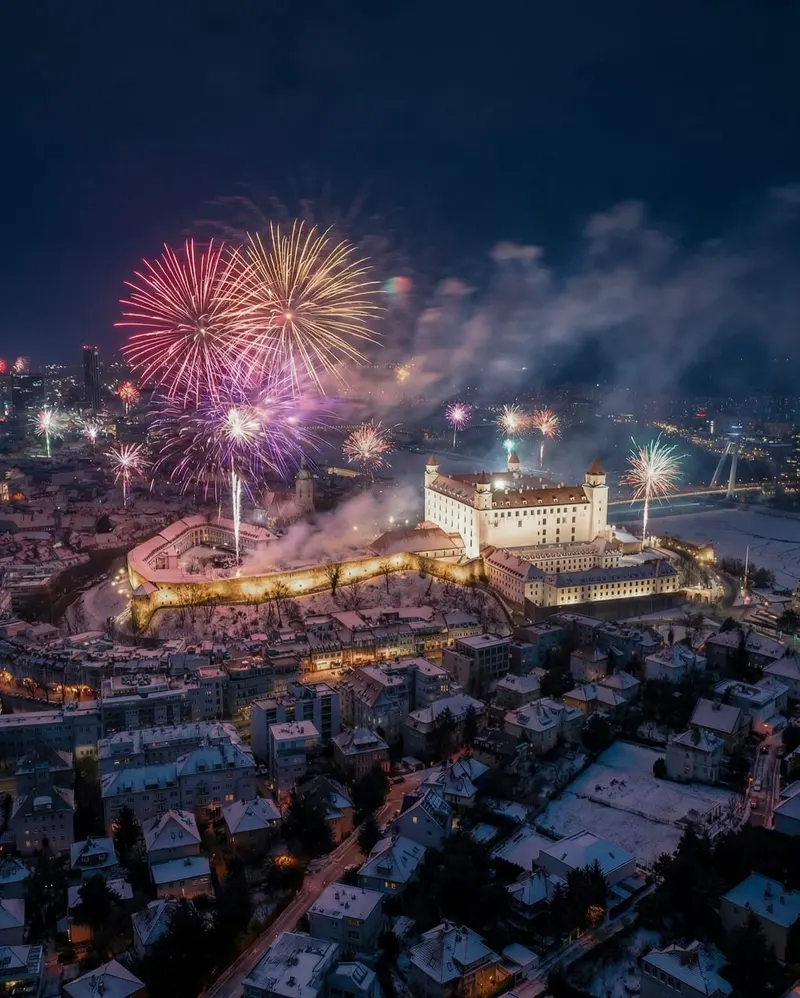 Fuegos artificiales de Nochevieja sobre el castillo de Bratislava