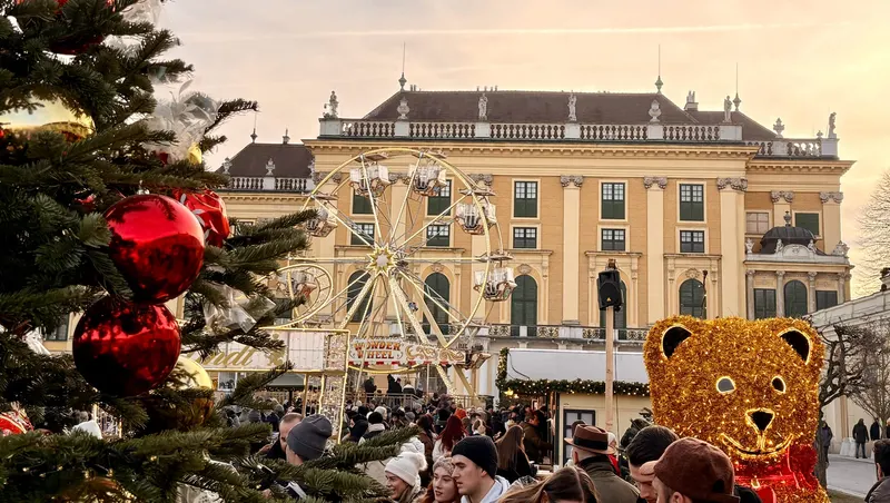 Mercado de Navidad y Año Nuevo frente al palacio de Schönbrunn, en Viena