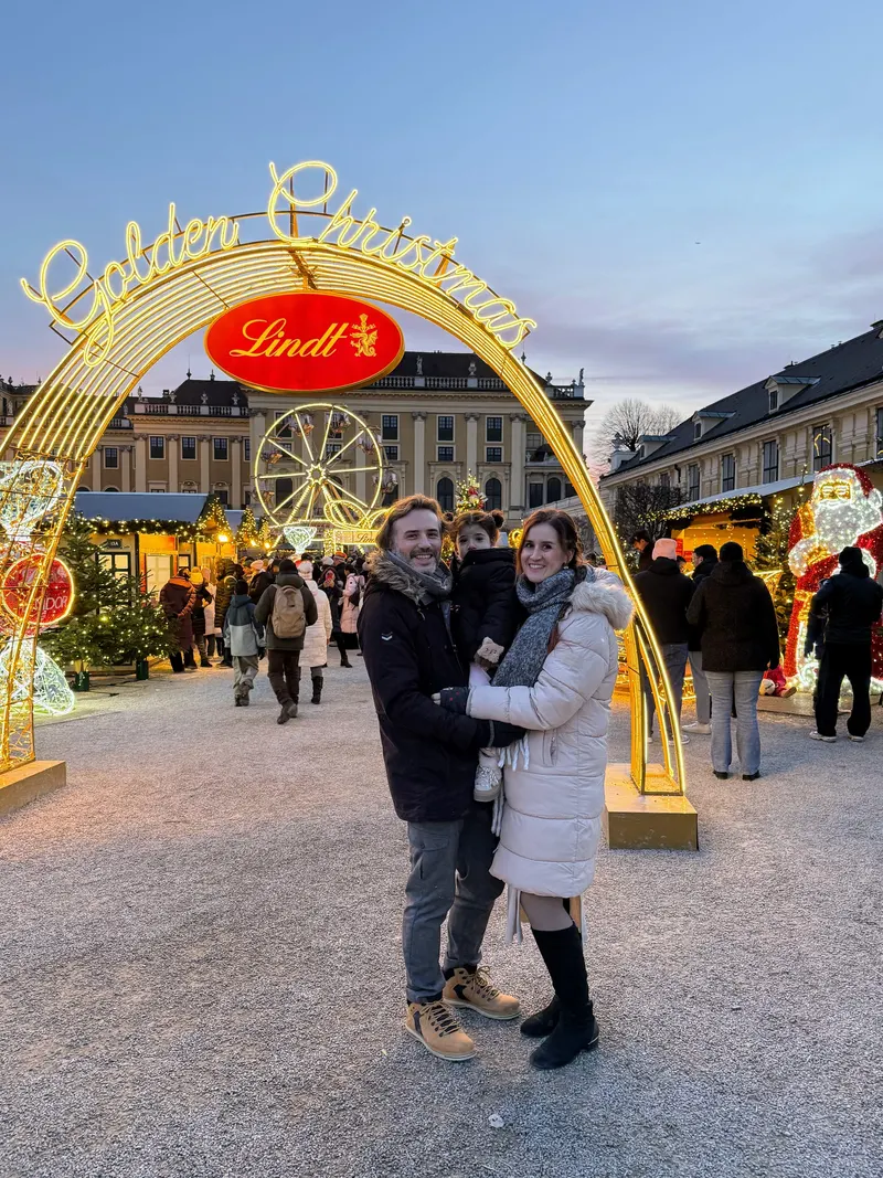 En el arco luminoso Golden Christmas de un mercado navideño de Viena