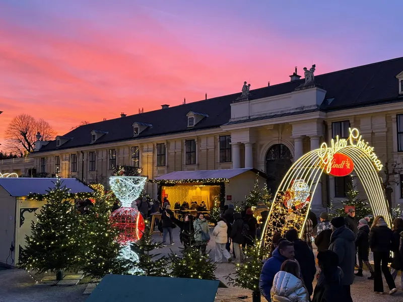 Atardecer violeta sobre el mercado navideño de Schönbrunn