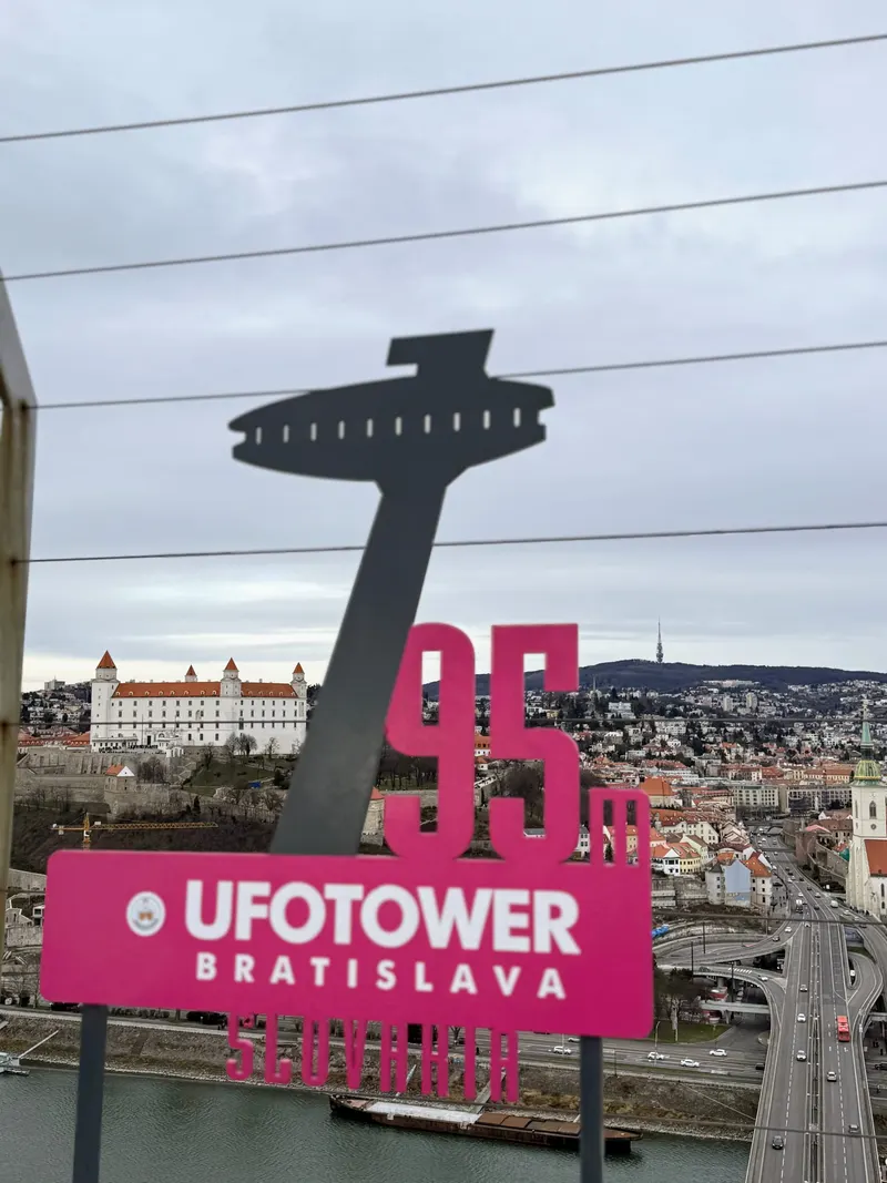 Cartel de la UFO Tower, a 95 metros, con vistas al castillo de Bratislava