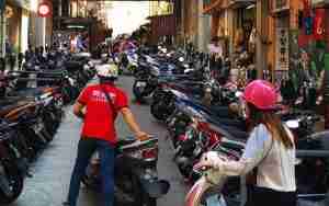 Calle llena de motos en ciudad asiatica