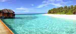 Water bungalows al lado de una playa en maldivas