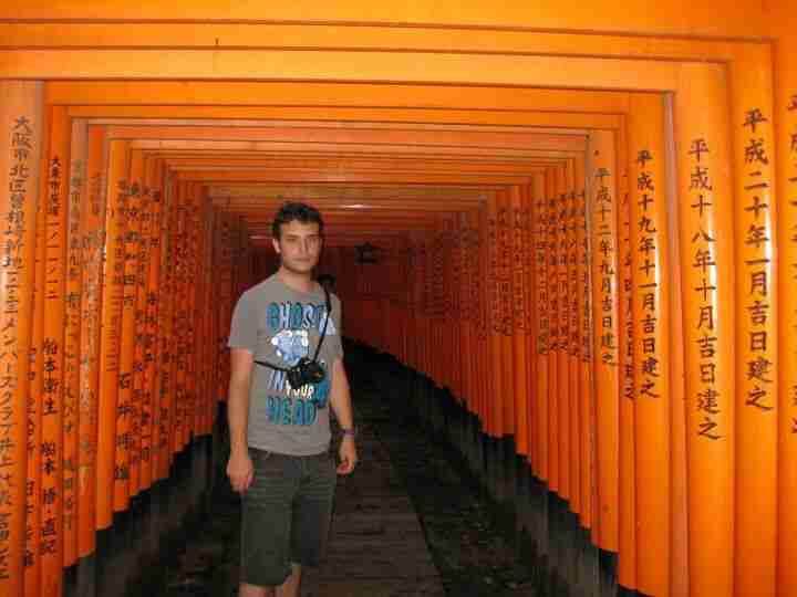 Kyke recorriendo Fushimi Inari