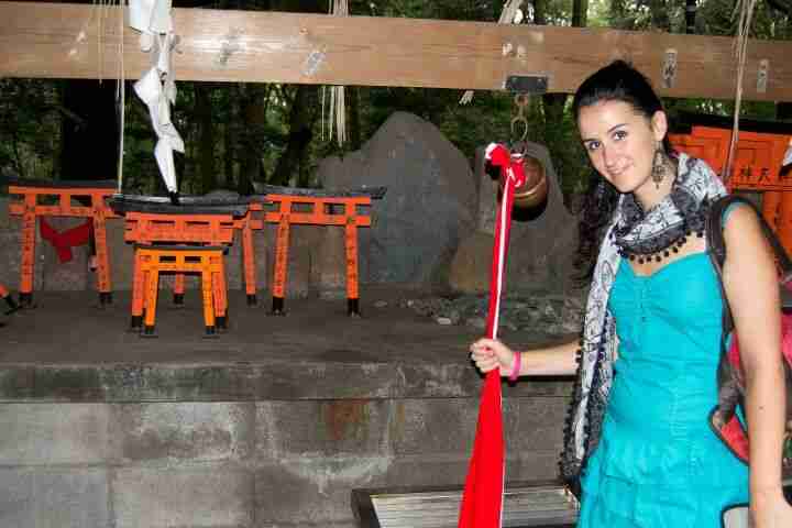 Angela recorriendo Fushimi Inari 