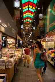 recorriendo el mercado Nishiki en Kyoto