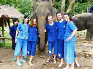Equipo español junto con nuestro elefante 