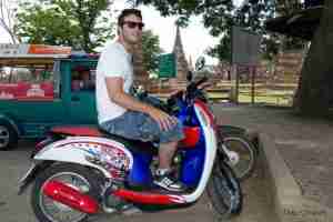 moto alquilada en Ayutayya