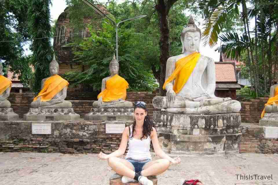 meditando en Wat Yai Chaimongkhol