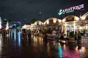 comprando en el centro comercial Asiatique