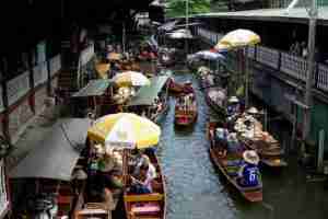 Mercado flotante cerca a Bangkok