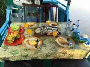 riquisimo desayuno en el klotok