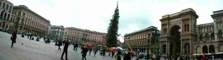 plaza del Duomo con preparativos navideños