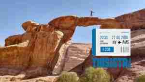 sobre el arco en el espectacular desierto del Wadi Rum