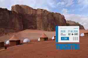 exterior del alojamiento Memories Aicha, con haimas y estación lunar