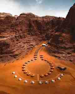 panoramica drone del alojamiento del Memories Aicha, Jordania