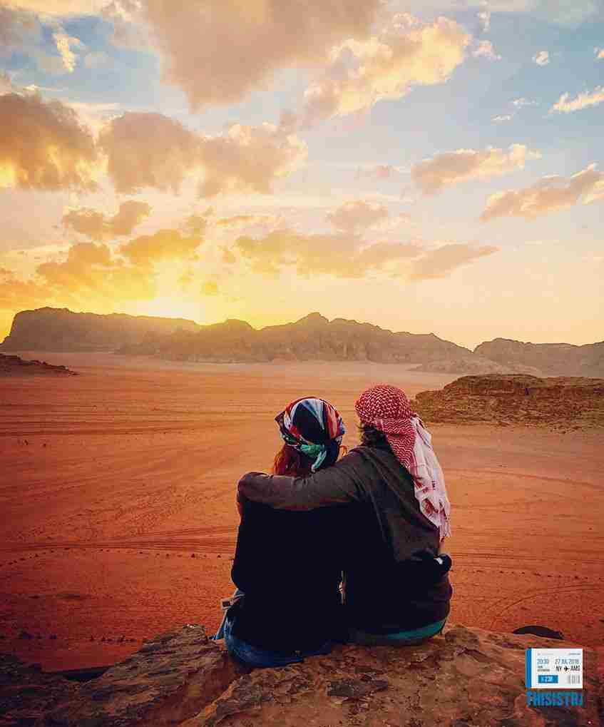 espectacular atardecer en el desierto de Jordania