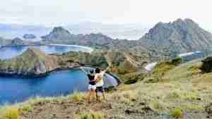 en la cima de la isla de Padar, impresionante orografia volcánica con aguas turquesas