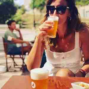 saboreando la cerveza happy trip