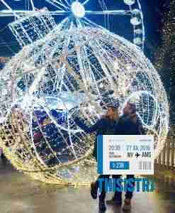 enorme bola navideña en el centro de Glasgow