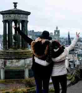 amigas en Calton Hill , Edimburgo