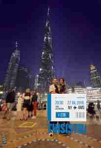 Pareja posa bajo el Burj Khalifa de noche