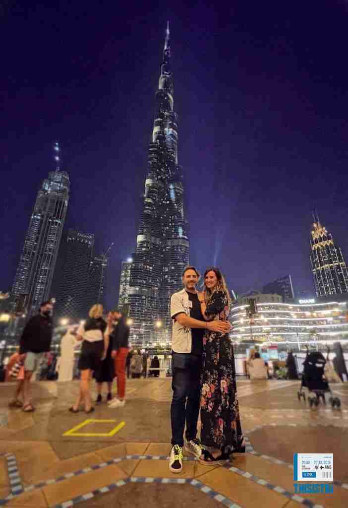Pareja posa bajo el Burj Khalifa de noche