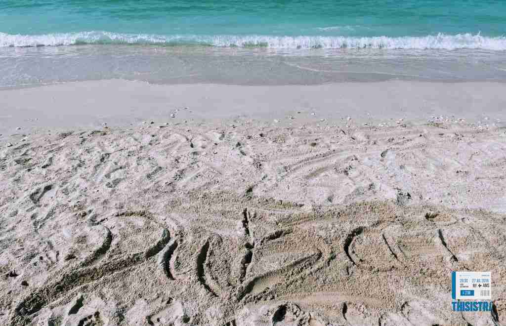 grabado arena en playa de Dubai