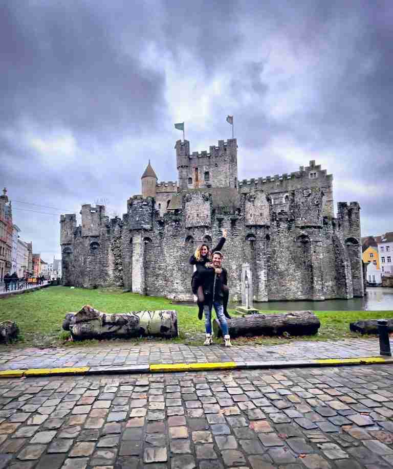 pareja de ThisIsTravel ante el castillo de Gante, Belgica