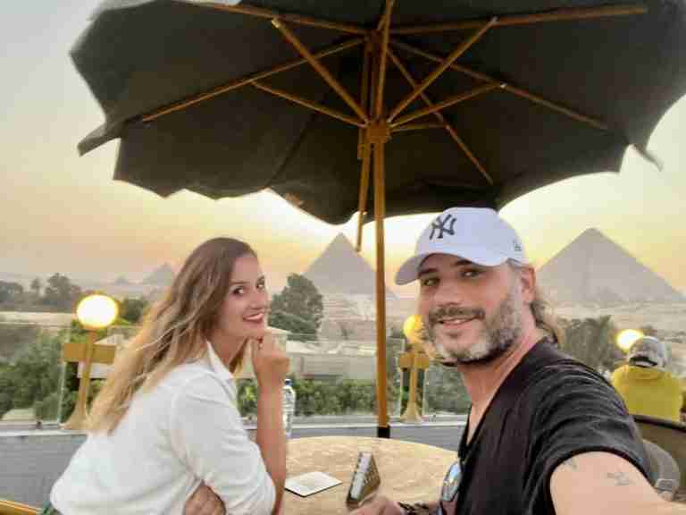 Disfrute de la panoramica de las pirámides desde el rooftop, El Cairo, Egipto