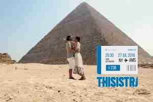 pareja ante una de las maravillas antiguas del mundo, la piramide de Keops, Egipto