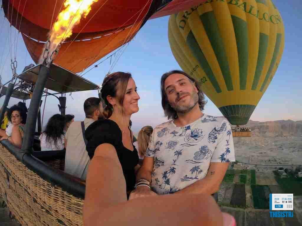 foto gran angular de un vuelo con globo aerostatico en Luxor para ver el amancer, Egito