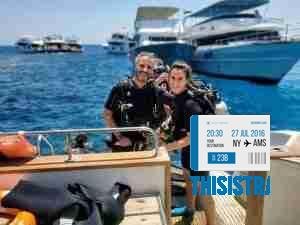 la pareja de ThisIsTravel emocionados por entrar a bucear en las profundidades del Mar Rojo