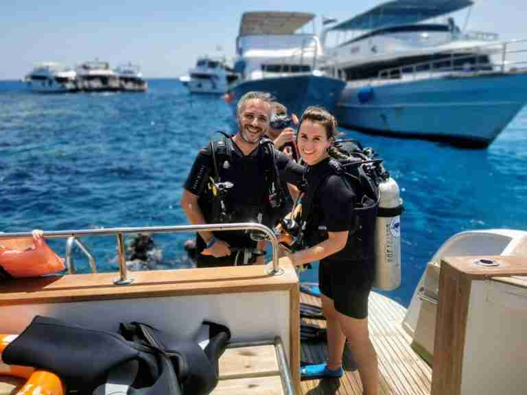 la pareja de ThisIsTravel emocionados por entrar a bucear en las profundidades del Mar Rojo