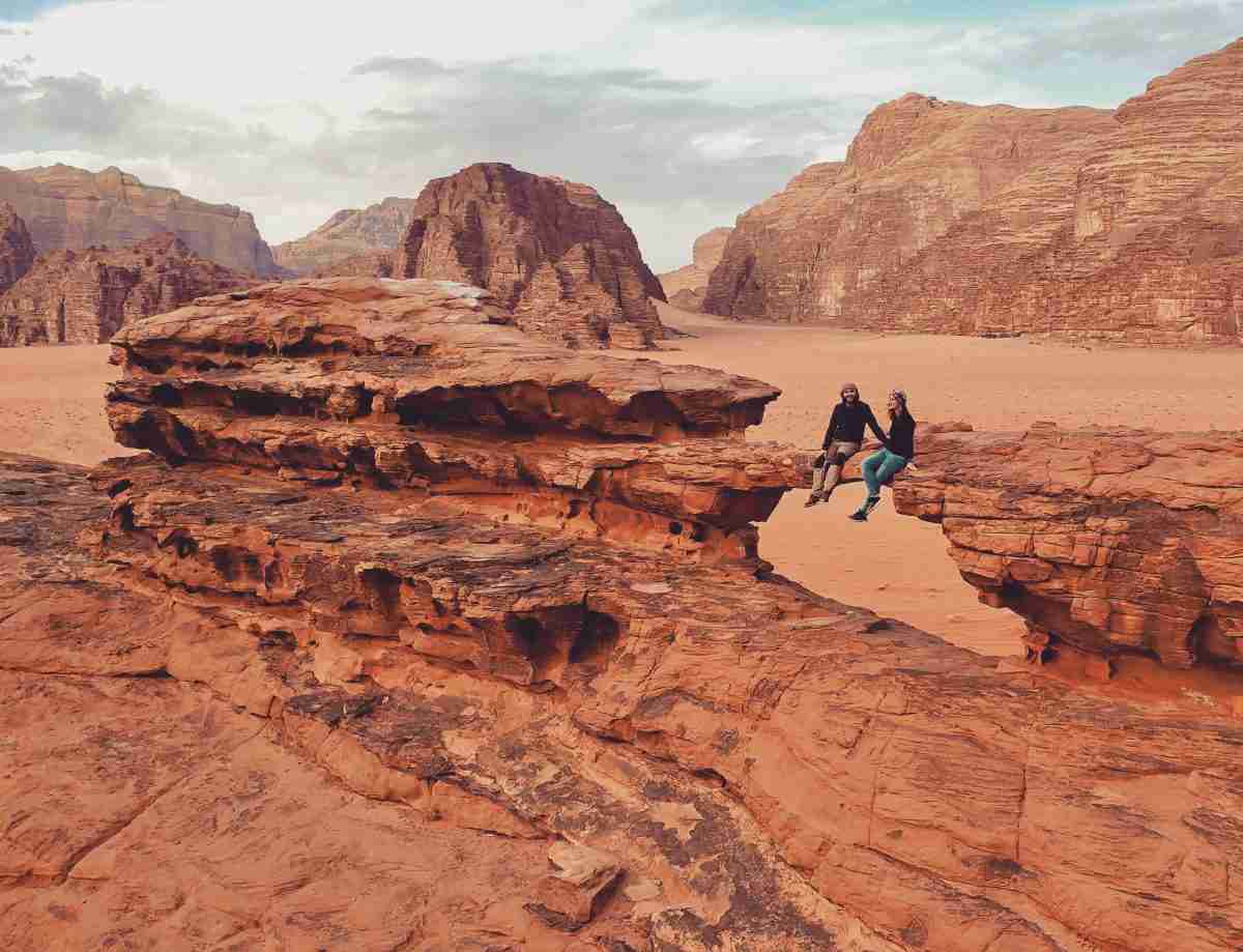 Wadi Rum, pareja de ThisIsTravel disfrutando del desierto rojo, Jordania