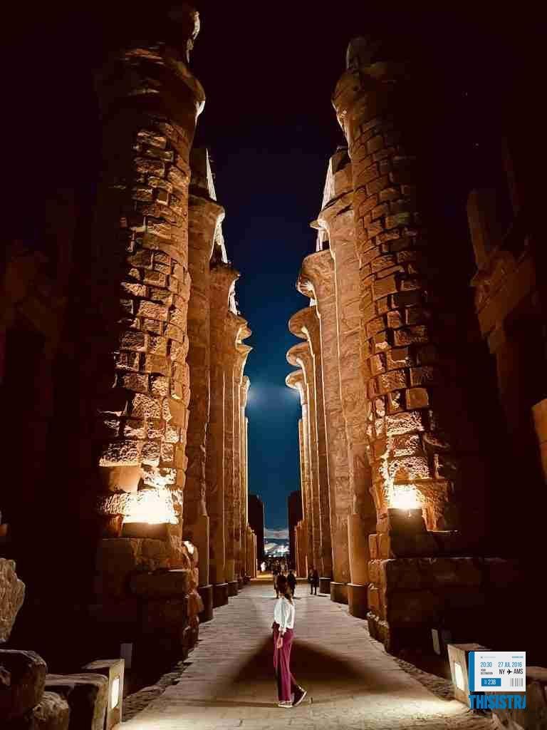 Detalle avenida de las columnas del Templo de Karnak de noche, Luxor, Egipto