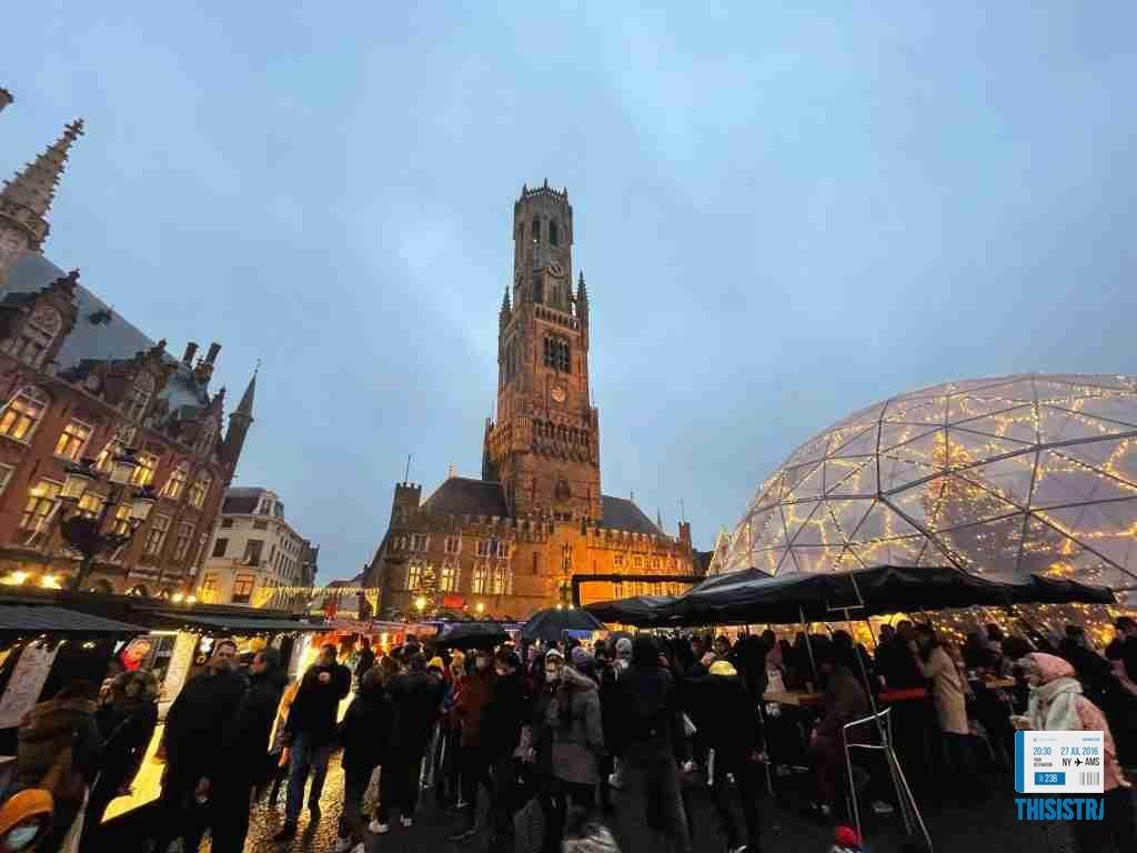 Mercado de Navidad de Grote Markt en Brujas, ambiente navideño, Belgica